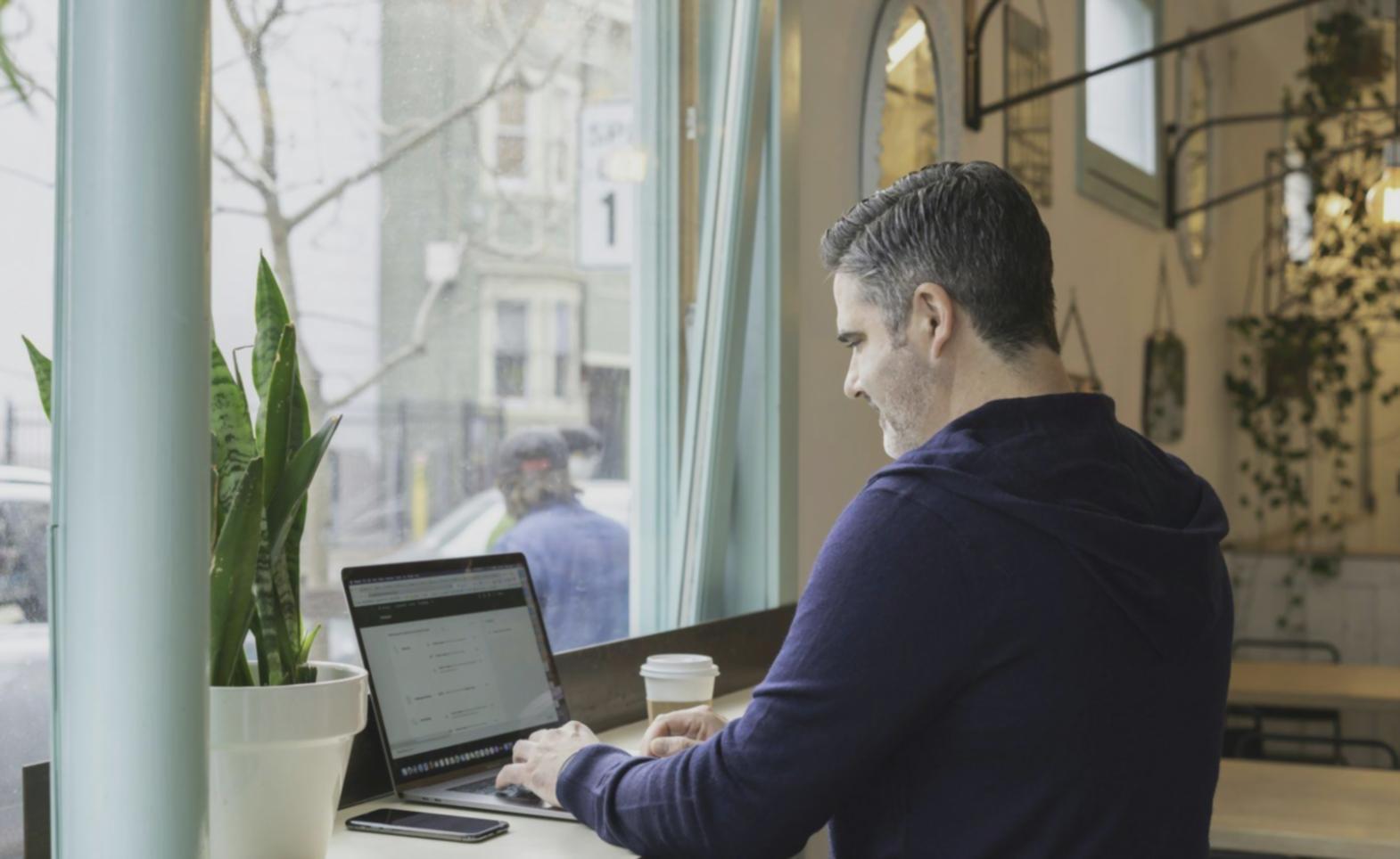 Planificación financiera con notas y laptop