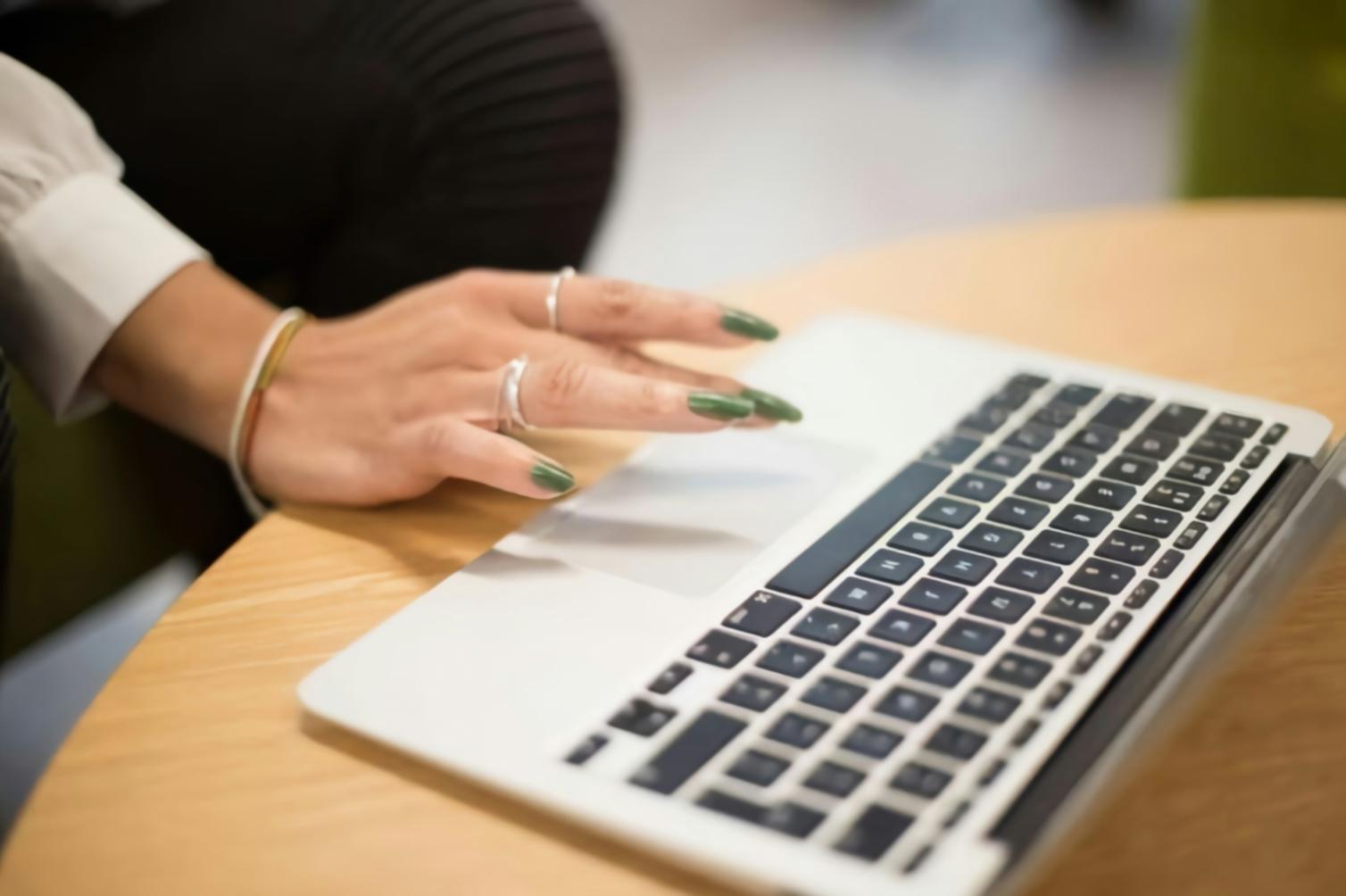 Espacio de trabajo con ordenador portátil y documentos organizados