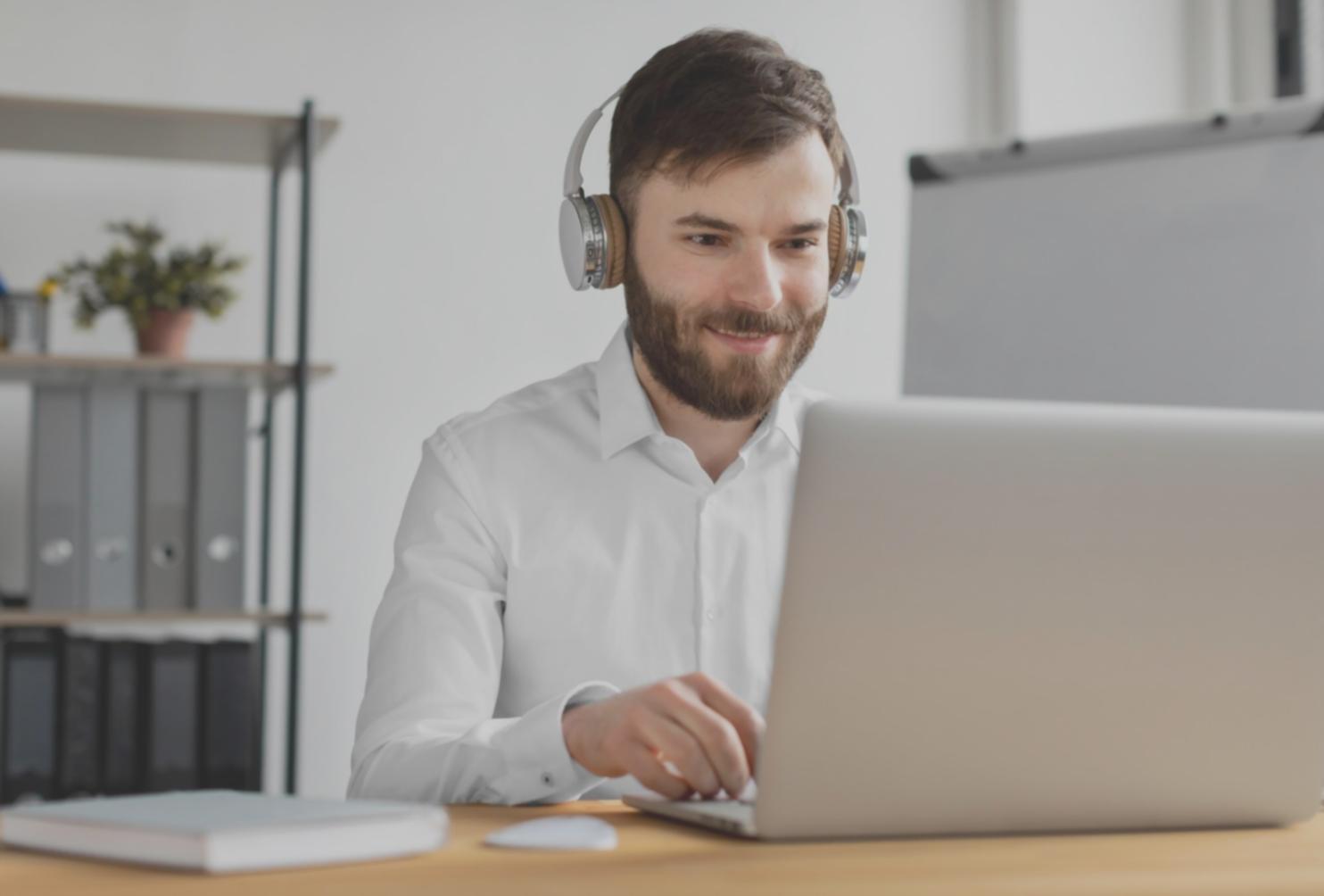 Persona organizando documentos financieros en un escritorio
